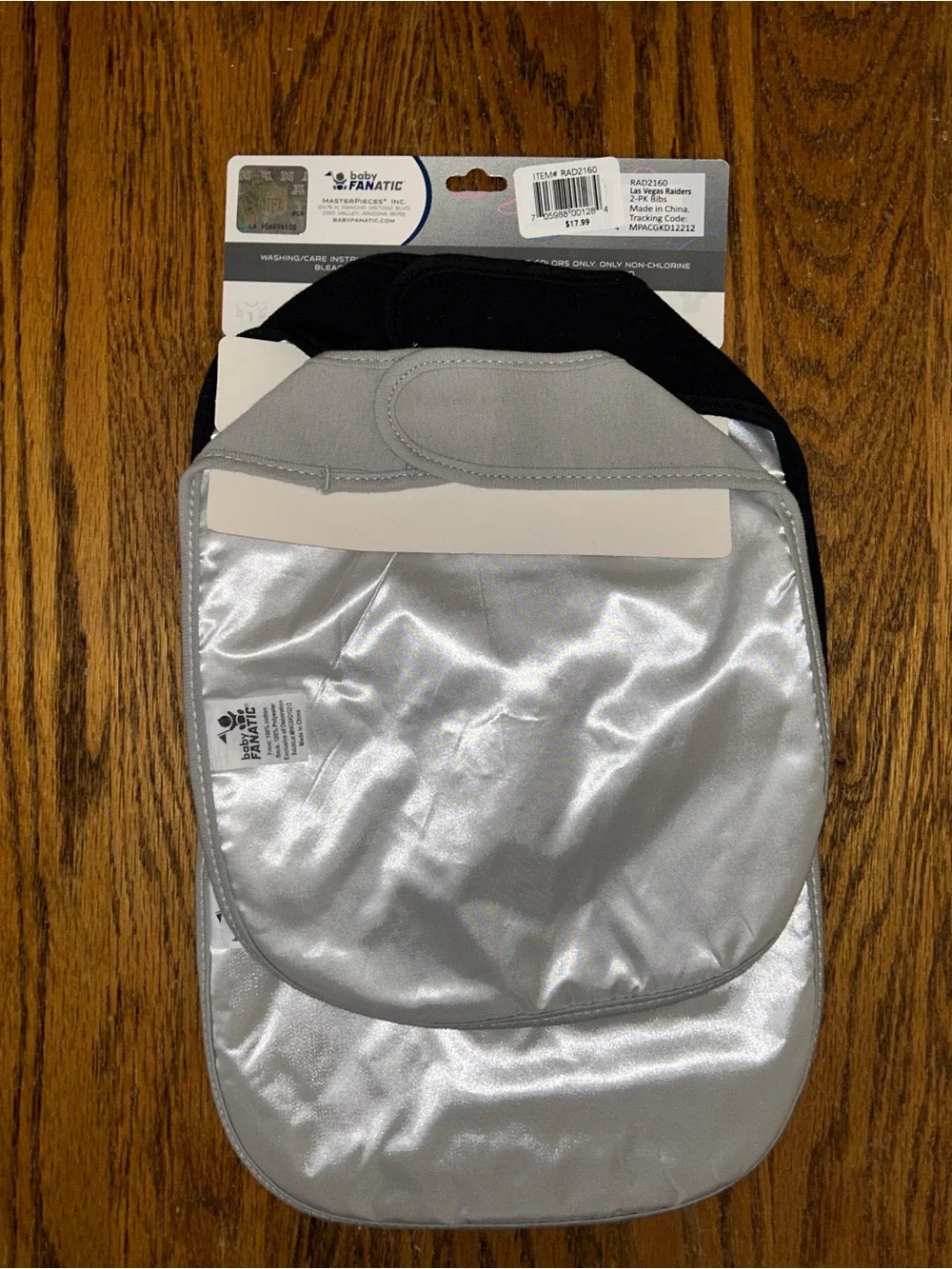 2 NFL Raiders Baby Bibs 2 Packs Black & Gray NWT 100% Cotton Front - Picture 3 of 3